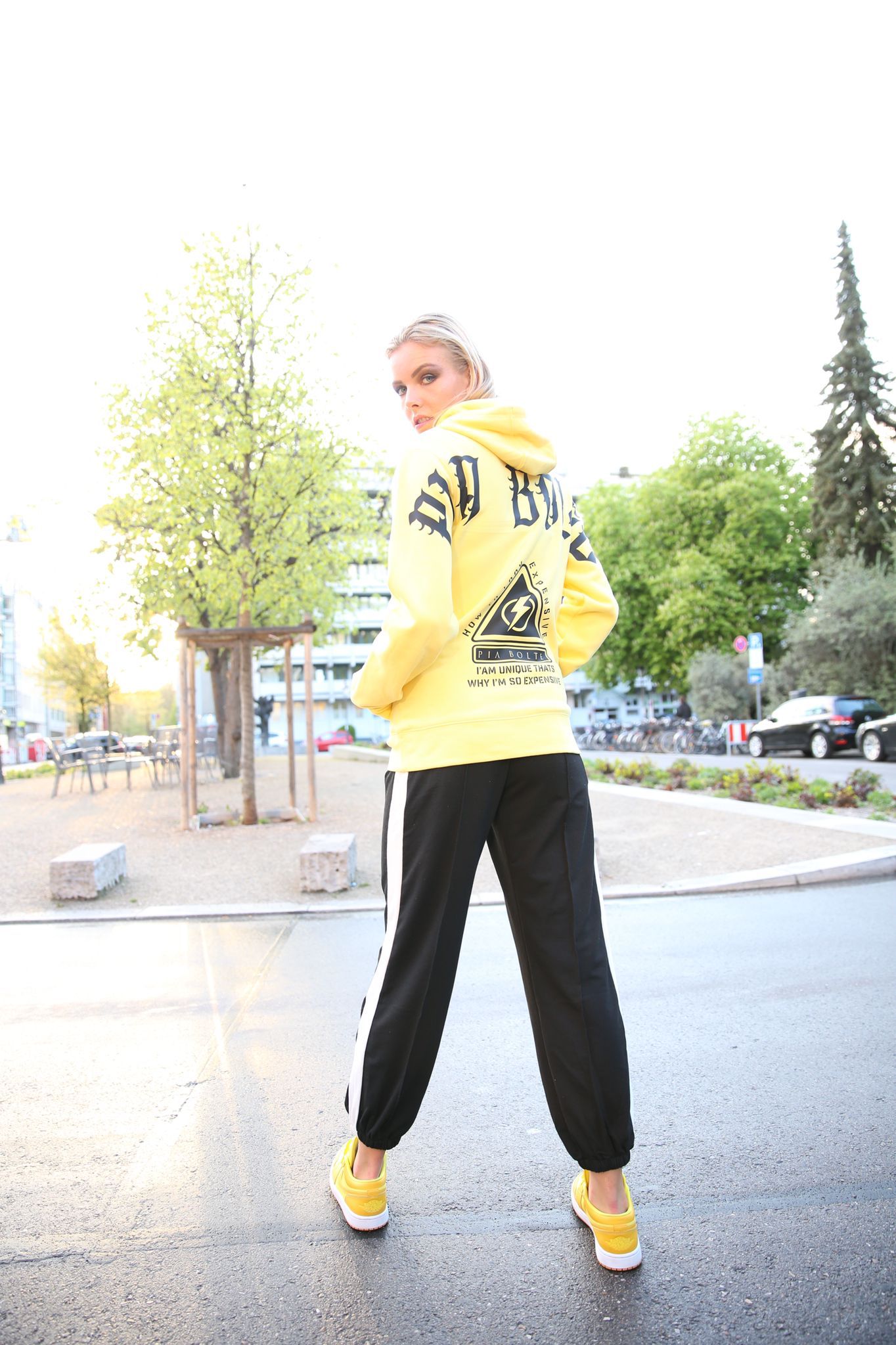 Hoodie "how to look expensive" yellow black