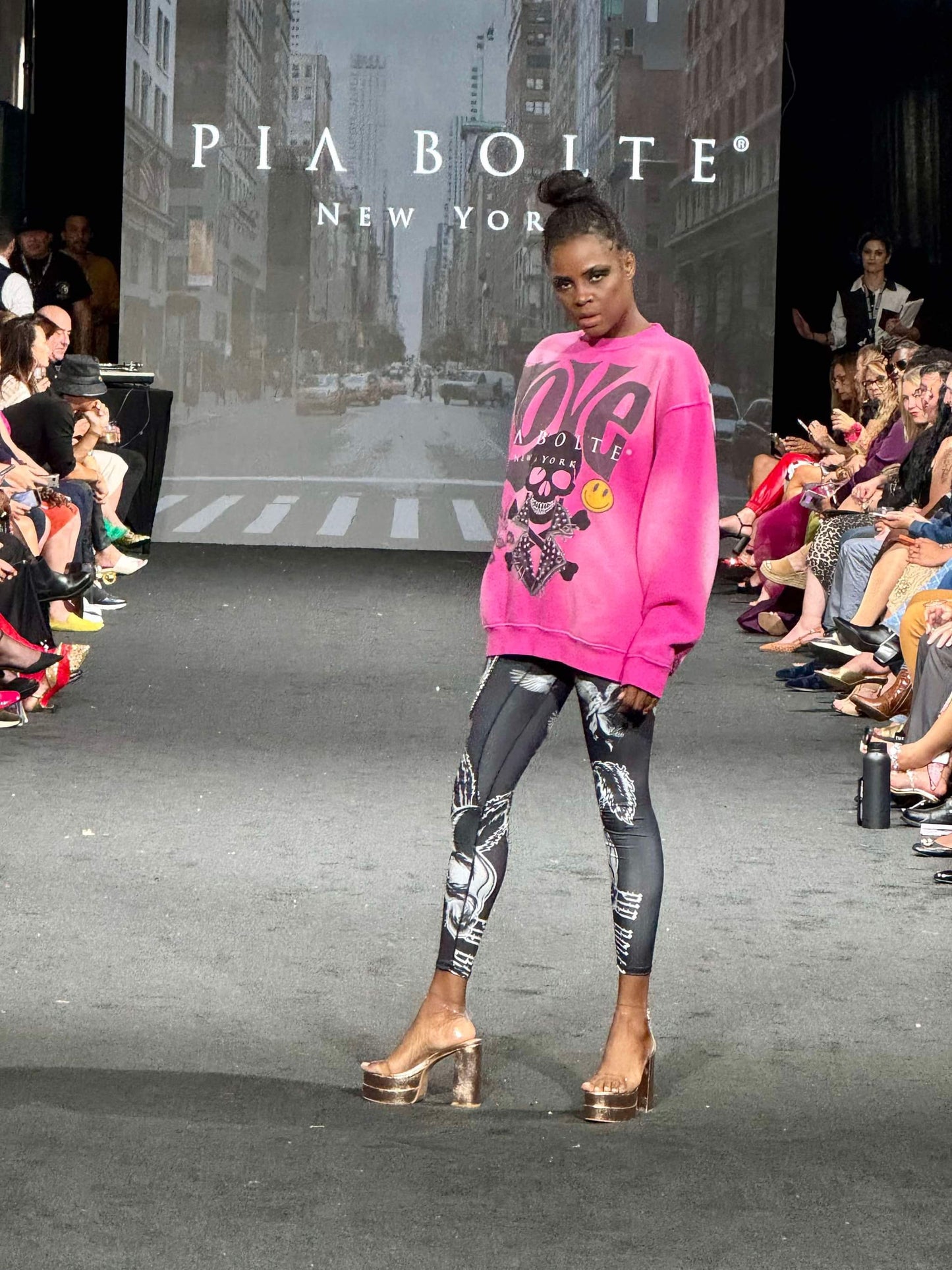 SWEATSHIRT what is LOVE? ɴᴇᴡ ʟɪᴍɪᴛᴇᴅ ᴄᴏʟʟᴇᴄᴛɪᴏɴ